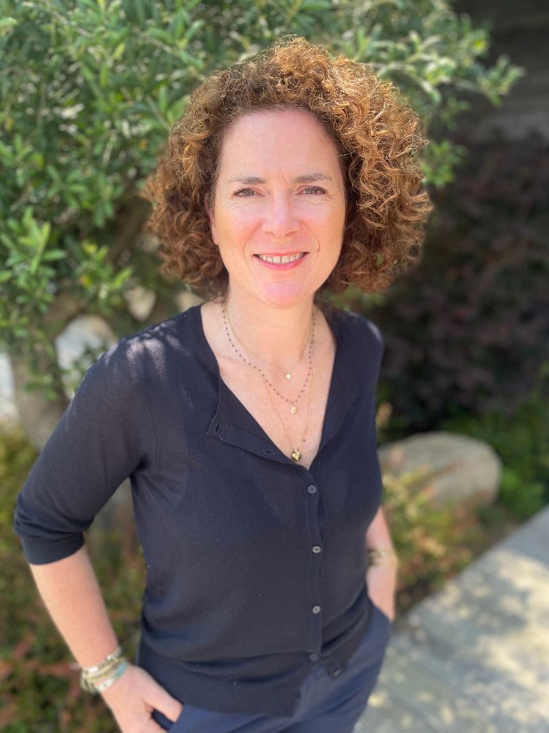 Photo de Caroline Jeauneau Rosec debout et ancrée dans un environnement apaisant